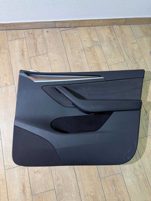 Карти дверей на Tesla Model 3/Y