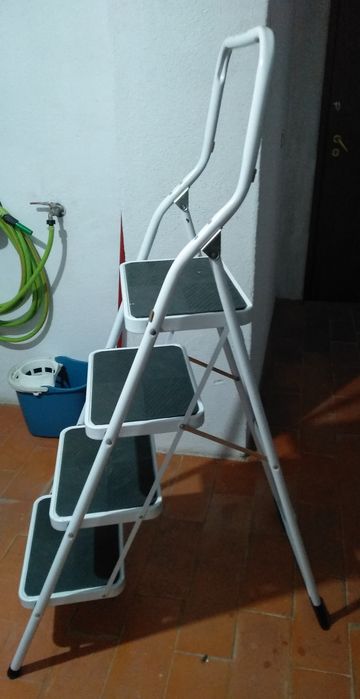 Escadote branco de 4 degraus