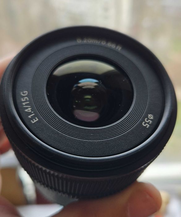 Объектив Sony E 15 f/1.4 G + чохол. Стан нового.