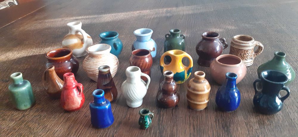 Kolekcja malutkich dzbanuszków z PRL