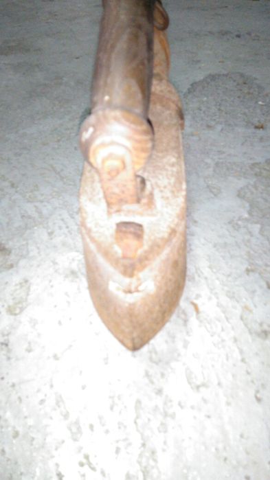 Ferro antigo de alfaiate com chaminé alta