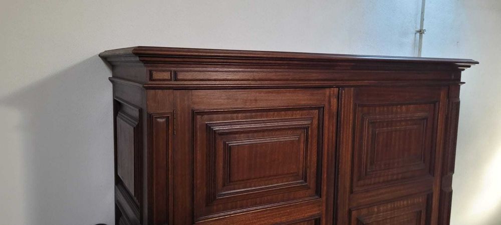 Roupeiro em madeira maciça (castanho) em excelente estado.