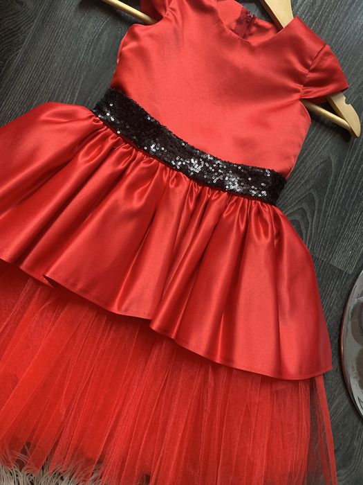 Сукня червона з чорним 7-8 років