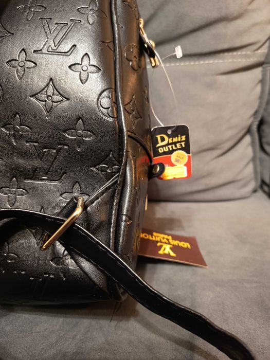 Czarny plecak z napisem Louis Vuitton  – stylowy i praktyczny