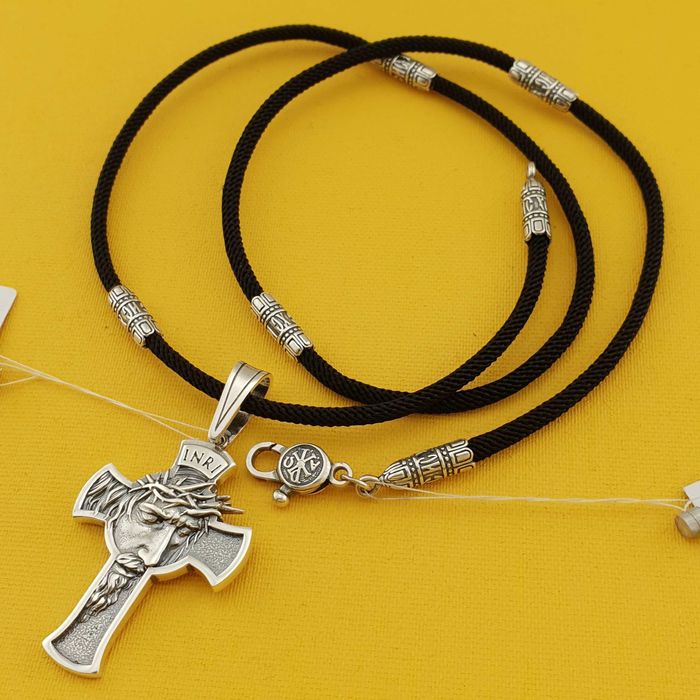 Чоловійчий срібний кулон хрест на шовкому шнурі з накладками