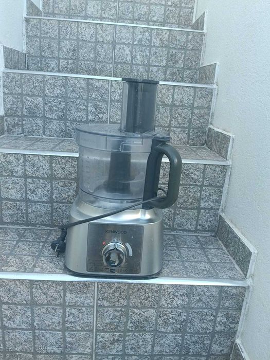 Processador de alimentos Kenwood, funciona lindamente.