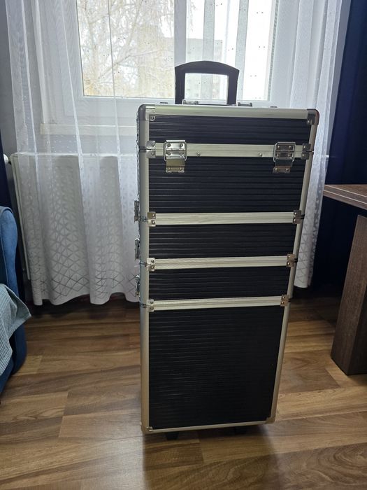 Walizka kosmetyczna ma kółkach