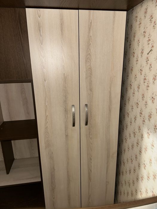 Двухярусные кровати со столом и шкафом