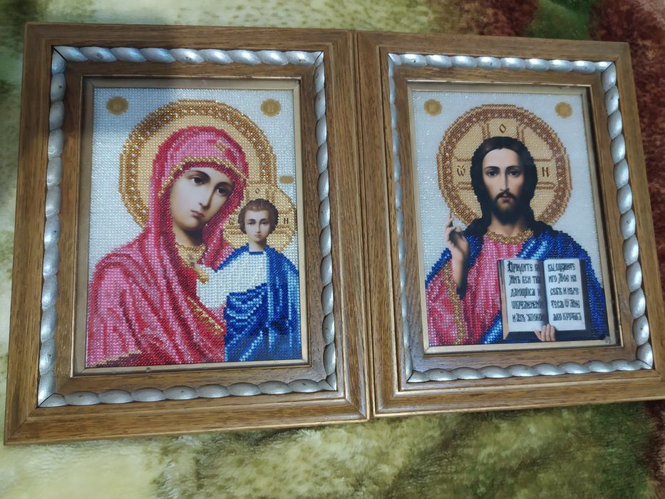Парні ікони вишиті якісним бісером в рамках з натурального дерева