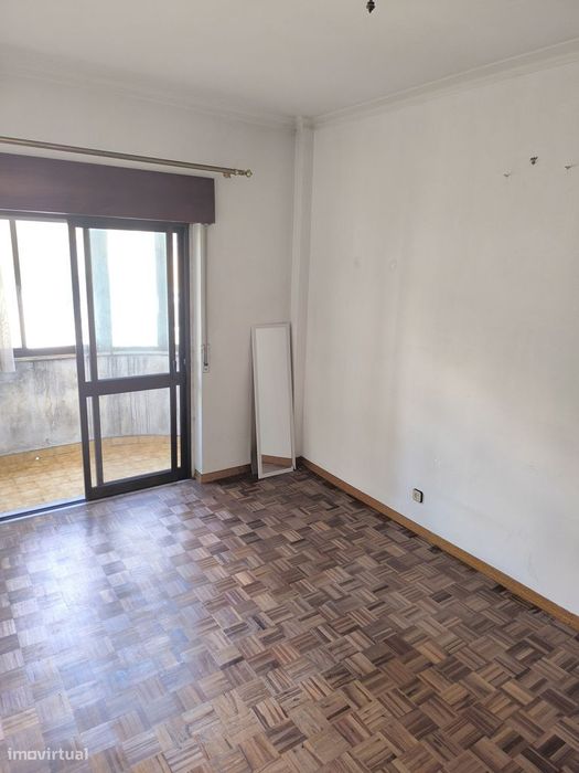 Apartamento T3, parcialmente mobilado. Pragal - Almada.