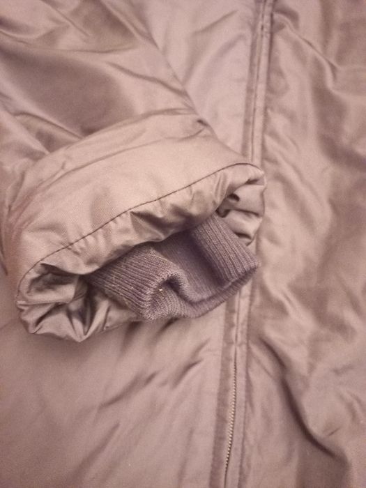 Anorak preto em polisstereno com forro em flanela azul petróleo