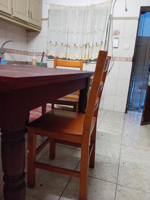 Mesa com quatro cadeiras para despachar