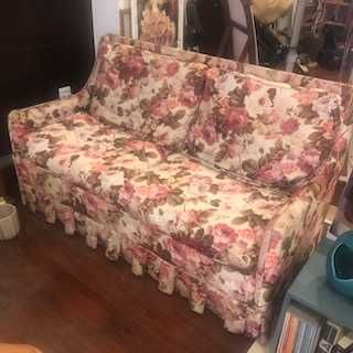Sofa de dois lugares em flores