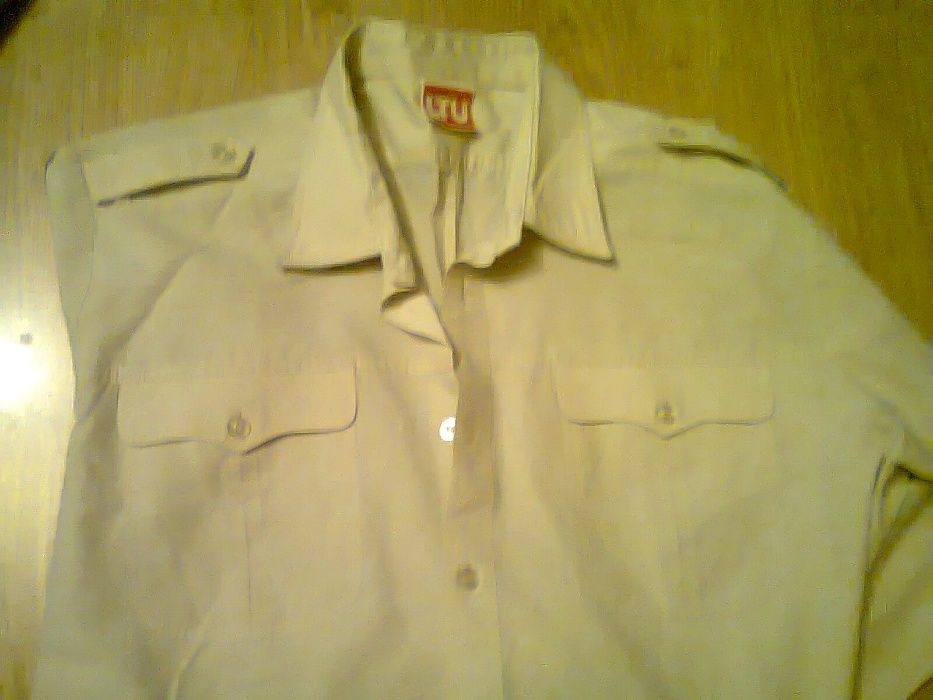 Koszula męska beżowa z pagonami.