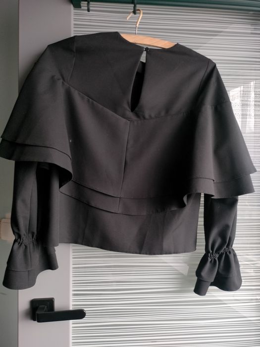 Czarna elegancka bluzka z falbanami