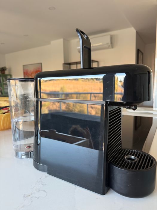 Máquina café Nespresso Essenza Plus