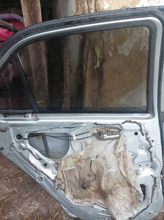 Задні ліві двері та інші запчастини до Джилі МК