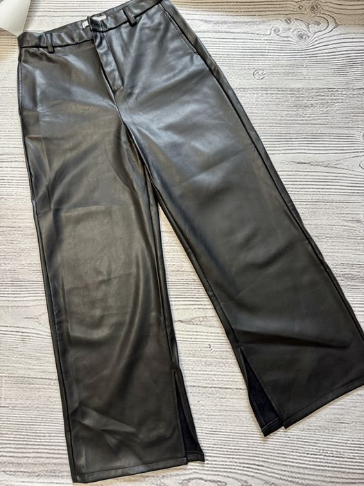 Чорні шкіряні штани Reserved з розрізами внизу