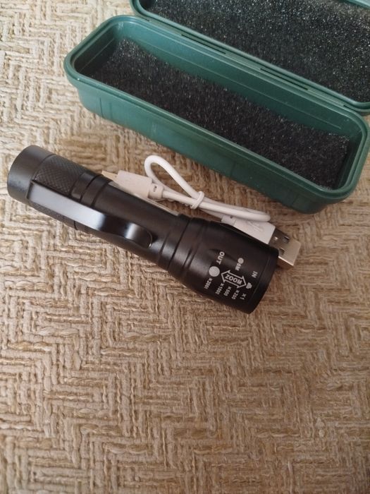 Акумуляторний ліхтарик (фонарик).