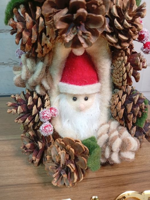 Choinka z szyszek z głową Mikołaja