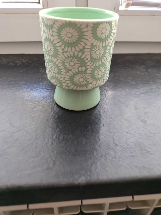 Doniczka ceramiczna zielona biała w wzorki.