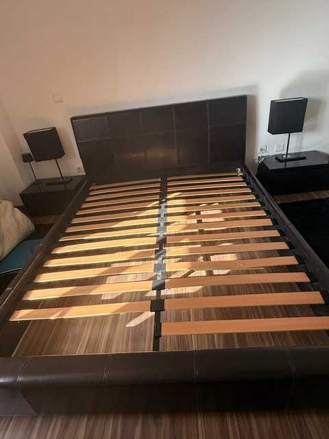 Quarto em preto/wengue (Cama, cómoda, mesas de cabeceira)