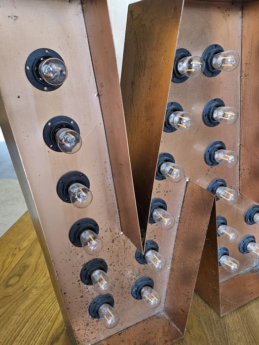 Neon lampa litera teatr loft