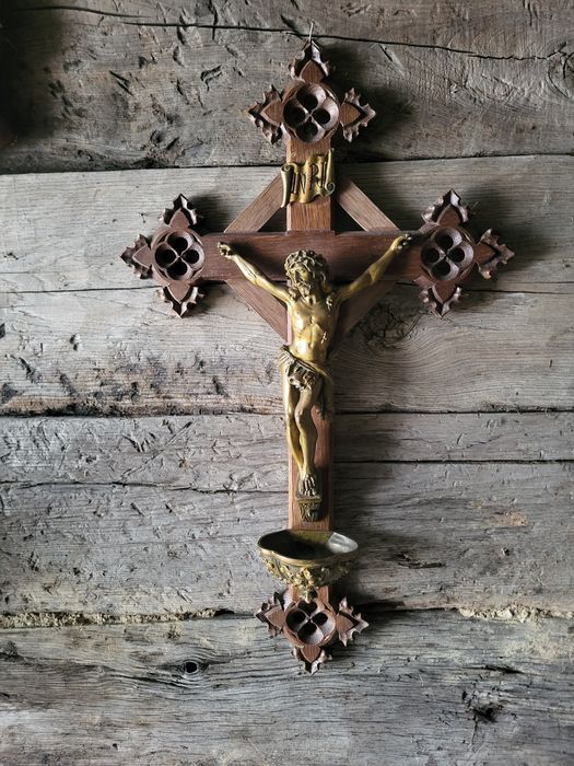 Rzeźbiony drewniany krzyż neogotycki kropielnica do kościoła