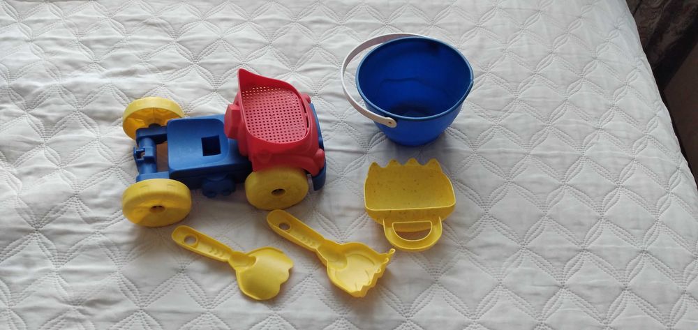 Zestaw zabawek do piasku piaskownicy nad morze w plecaku + autko