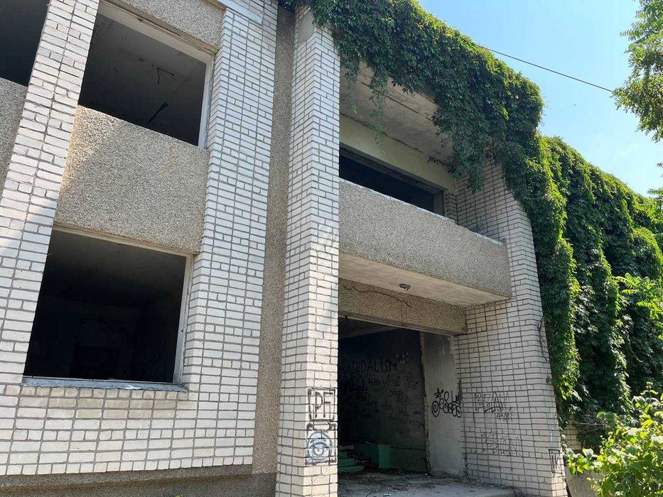 Продаж комплексу будівель 1273 м² у Кременчуці (адмінбудівля + гараж)