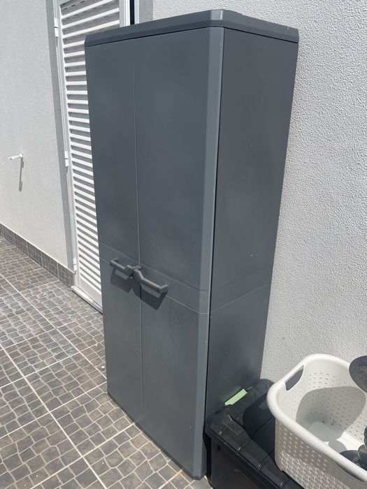 Armario pvc com parteleiras