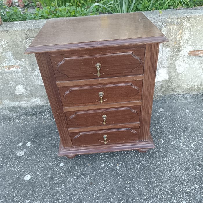 Mesa de cabeceira em madeira escura