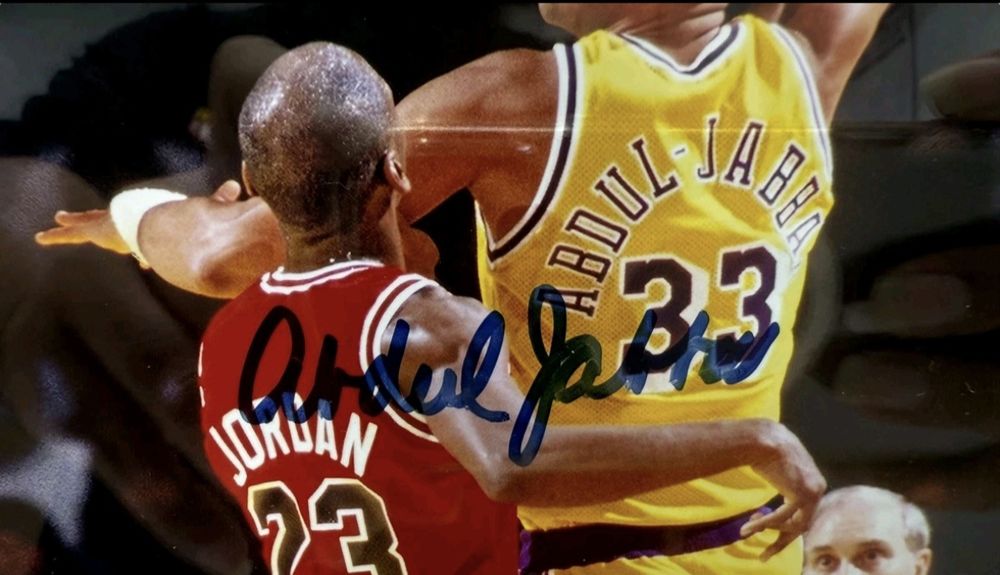 Foto NBA autografada.