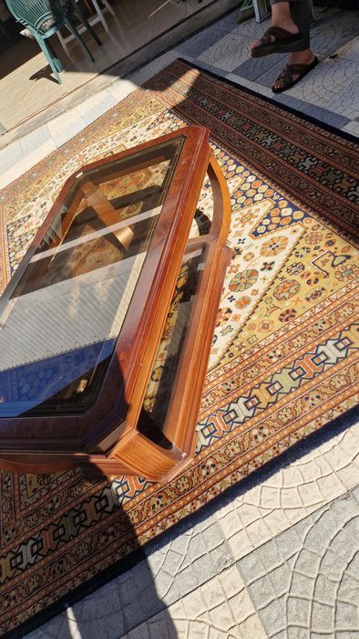 Mesa de centro em madeira maciça cerejeira com vidro no tampo com detalhes