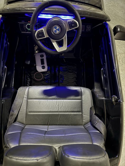 Продам дитячу машину електромобіль bmw повнопривідну  на рік дитині