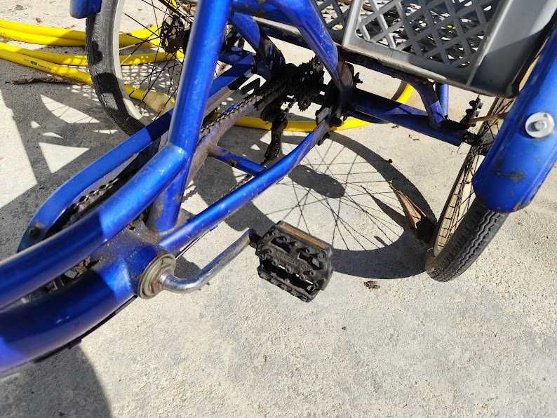 bicicleta de 3 rodas tipo triciclo pronta a andar