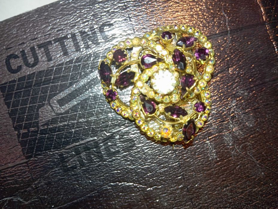 Broszka z prl-u z bordowymi cyrkoniami