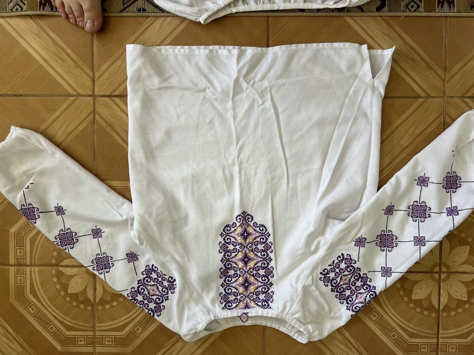 Вишита сорочка для дівчинки як нова.