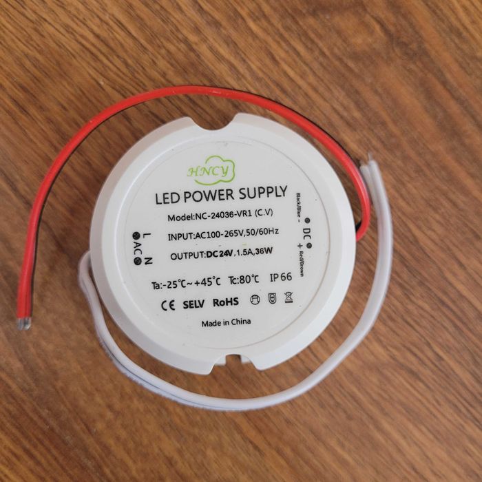 Світлодіодний трансформатор (LED драйвер), який перетворює напругу електромережі 230 В на безпечну низьку напругу 24 В постійного струму