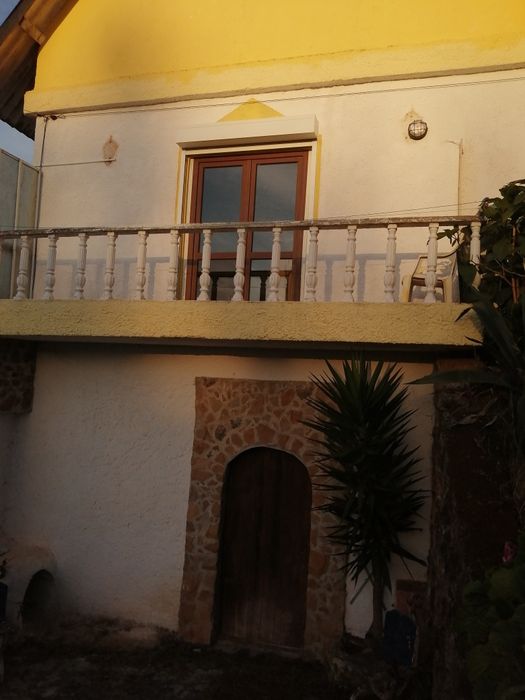 Terreno rústico com lagar e adega, por apartamento com vista de mar.