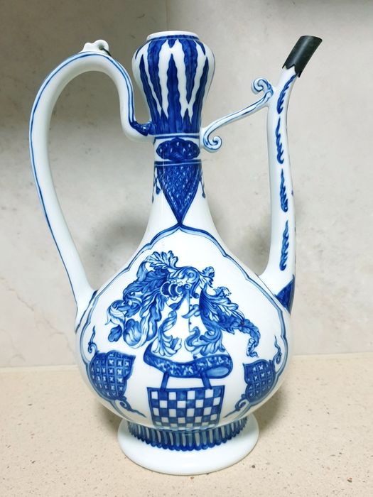Fantastic porcelain gomil NG-Armas by António Peixoto
