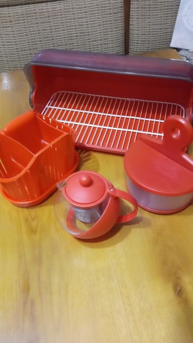 Набір  для кухні- сільничка, хлібниця, органайзер ,чайник.Ціна за все.