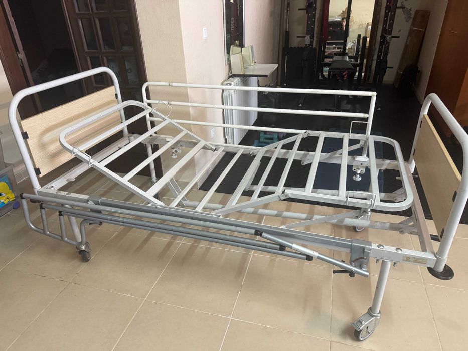 Cama articulada manual com grades laterais e rodas