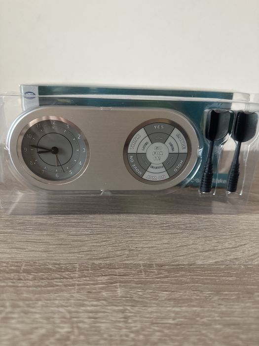 Часы настольные с дартс