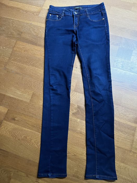 Elasryczne granatowe jeansy