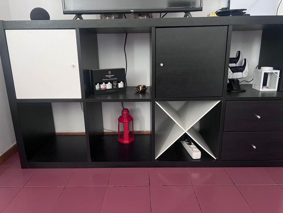 Estante Ikea com portas