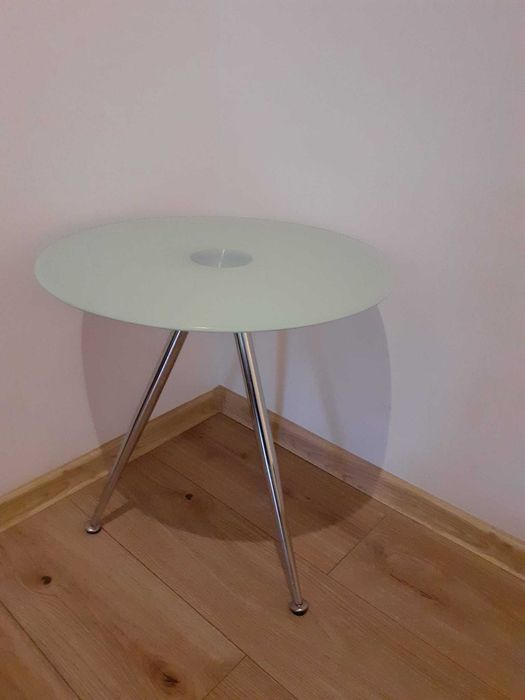 stolik ze szklanym blatem