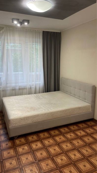 ПРОДАМ СРОЧНО. Двохспальне ліжко, світоо сіре.