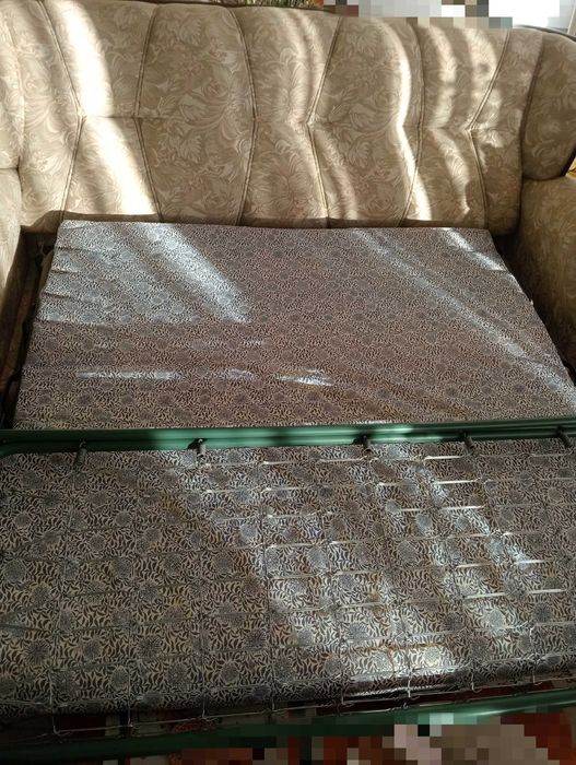 Sofá de três lugares + um sofá