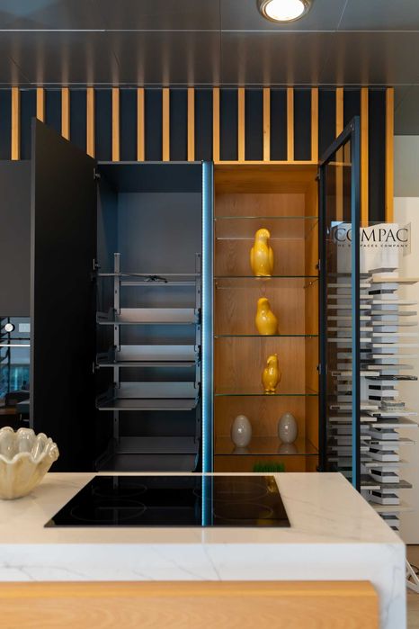 Cozinha de exposição moderna com eletrodomésticos – oportunidade